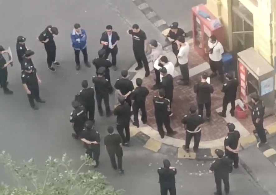 ”愤怒的业主开始围剿物业公司开元棋牌风暴